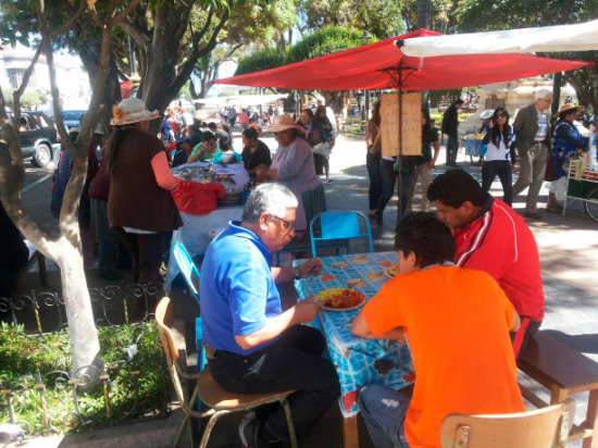 COMERCIO INFORMAL. Al menos una decena de puestos de comidas fueron instalados en la plaza, frente a la Catedral