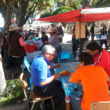 COMERCIO INFORMAL. Al menos una decena de puestos de comidas fueron instalados en la plaza, frente a la Catedral