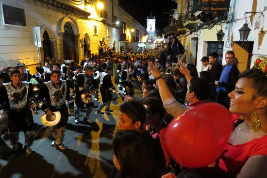 ENTRADA. Miles de espectadores se instalaron a lo largo de la ruta de unos 4,7 kilmetros.