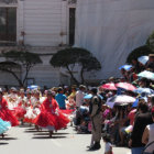 CACHARPAYA. La mayora de las fraternidades hicieron su paso por la plaza 25 de Mayo.