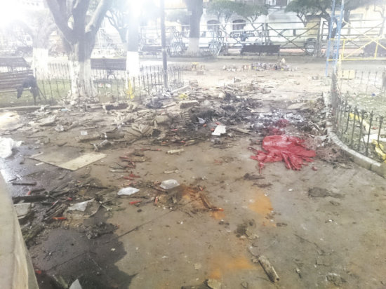 EXPLOSIN. La plaza luego de la detonacin de cientos de cohetes qued como un campo de batalla.