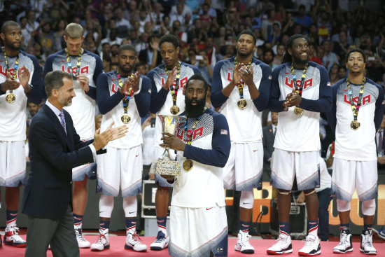 La seleccin estadounidense recibe el trofeo de campen del Mundial de Baloncesto Espaa 2014, luego de vencer en la final del torneo a Serbia, en la capital ibrica.