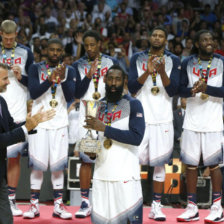 La seleccin estadounidense recibe el trofeo de campen del Mundial de Baloncesto Espaa 2014, luego de vencer en la final del torneo a Serbia, en la capital ibrica.