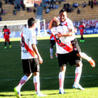 Una de las tres celebraciones del cuadro potosino; abajo, Mosca cuida el baln ante la presin de su rival.