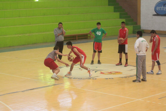 La seleccin sucrense de bsquetbol entren ayer, en el coliseo Tito lfred, luego de dos jornadas sin poder utilizar dicho escenario deportivo.