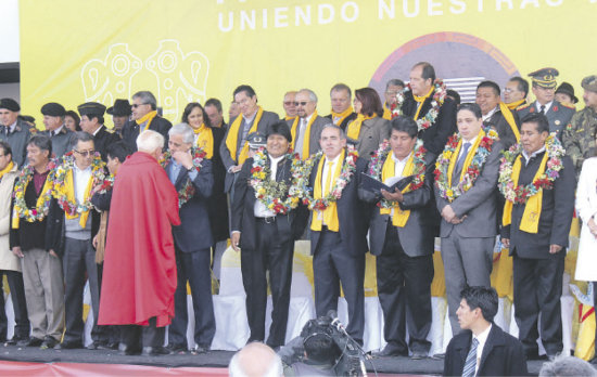 OBRAS. El presidente Evo Morales inaugur la lnea amarilla del Telefrico de La Paz, ayer.