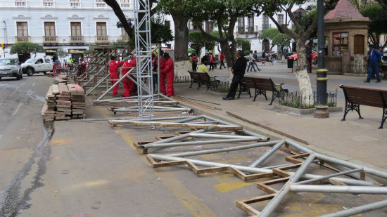 SITUACIN. Los funcionarios de la Alcalda procedieron a retirar las graderas en algunas zonas, casi toda la Hernando Siles sigue ocupada.