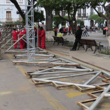 SITUACIN. Los funcionarios de la Alcalda procedieron a retirar las graderas en algunas zonas, casi toda la Hernando Siles sigue ocupada.