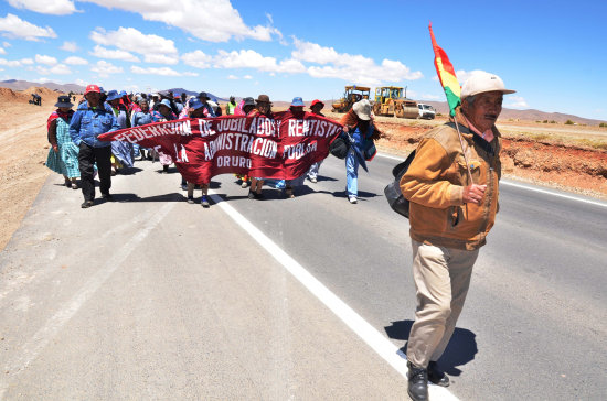 MOVILIZACIN. Los jubilados empezaron a marchar rumbo a La Paz exigiendo atencin del Gobierno.