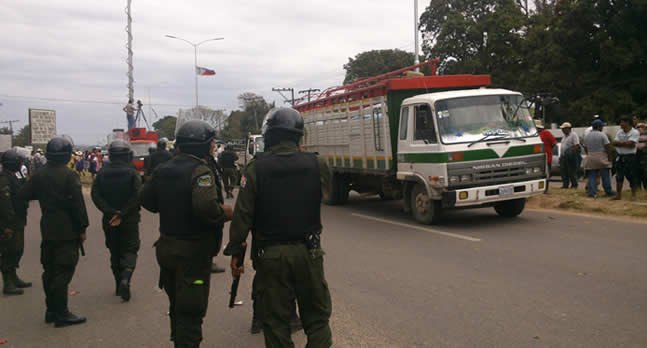 Conflicto. Policas despejan vas cruceas.