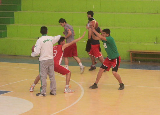 Una de las ltimas prcticas del equipo capitalino, en el coliseo Roberto Tito lfred.