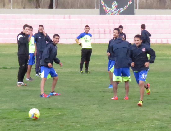 Parte del plantel capitalino activ una prctica en la cancha de csped natural de El Bosquecillo.