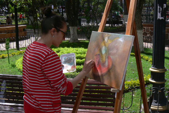 CONCURSO. Una joven artista que el ao pasado particip de la convocatoria del Premio Juana Azurduy y Manuel Ascencio Padilla.