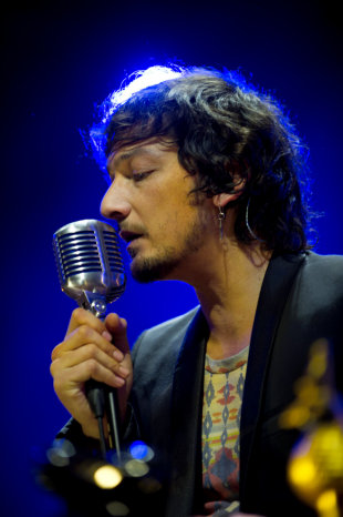 ZO. El vocalista de la banda, Len Larregui.