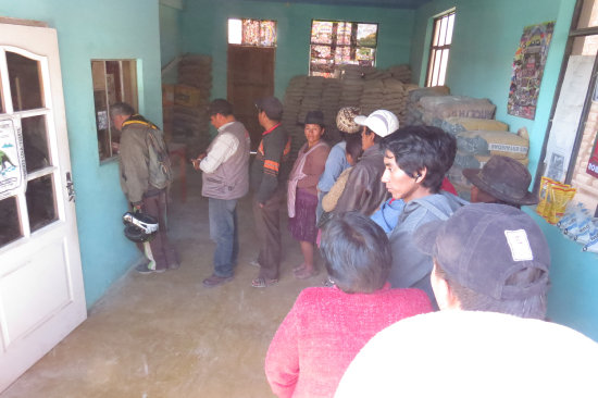 DEMANDA. Las filas en las agencias de FANCESA son una constante cada mañana. En las tardes, el producto llega a 