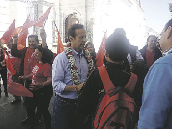 TUTO. El candidato saluda a la gente de Sucre.