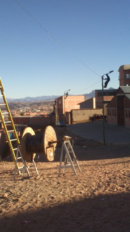 ILUMINACIN. Se instalaron focos en las calles de los barrios nuevos de Sucre.