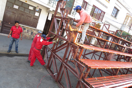 NECESIDAD. La poblacin reclama el retiro de graderas de las avenidas Hernando Siles y Venezuela para facilitar el trnsito de motorizados.