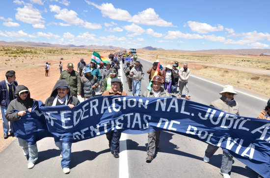 MOVILIZACIN. La marcha de aproximadamente 3.000 personas de la tercera edad lleg ayer a la localidad de Sica Sica, del departamento de La Paz.