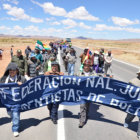 MOVILIZACIN. La marcha de aproximadamente 3.000 personas de la tercera edad lleg ayer a la localidad de Sica Sica, del departamento de La Paz.