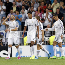 Una de las seis celebraciones del cuadro merengue del Real Madrid, ayer, en el estadio Santiago Bernabu.