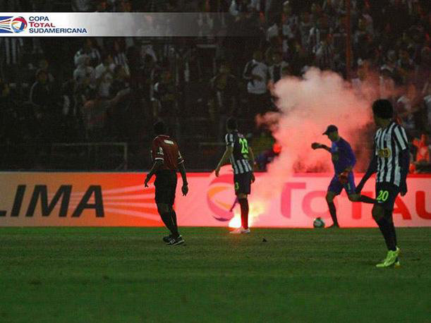 Hubo excesivo uso de bengalas en el partido de Alianza Lima.