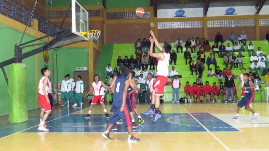 Sucre venci anoche a Tupiza en su debut en el Campeonato Nacional U-17 de Bsquetbol, jugado en el coliseo Roberto Tito lfred.