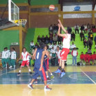 Sucre venci anoche a Tupiza en su debut en el Campeonato Nacional U-17 de Bsquetbol, jugado en el coliseo Roberto Tito lfred.