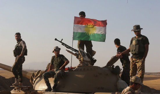 DEFENSA. Soldados peshmergas, miembros las milicias kurdas que luchan contra el EI, montan guardia en un control en Aski, norte de Irak.