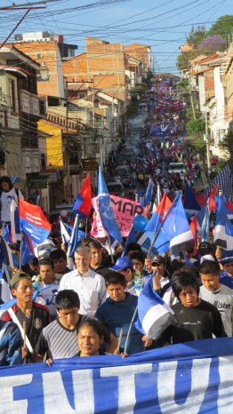 CAMPAA. Garca Linera encabeza una caminata en las calles de Sucre.