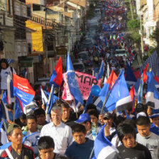 CAMPAA. Garca Linera encabeza una caminata en las calles de Sucre.