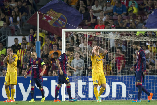 Los jugadores del APOEL chipriota se lamentan luego de fallar una ocasin de gol en el arco del Barcelona, en la recta final del partido.