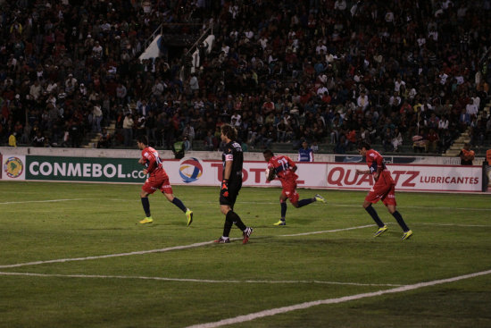 La celebracin de los dos goles estudiantiles anoche, en el estadio Patria, que le permiten soar con una hazaa en la ciudad peruana de Trujillo, la prxima semana.