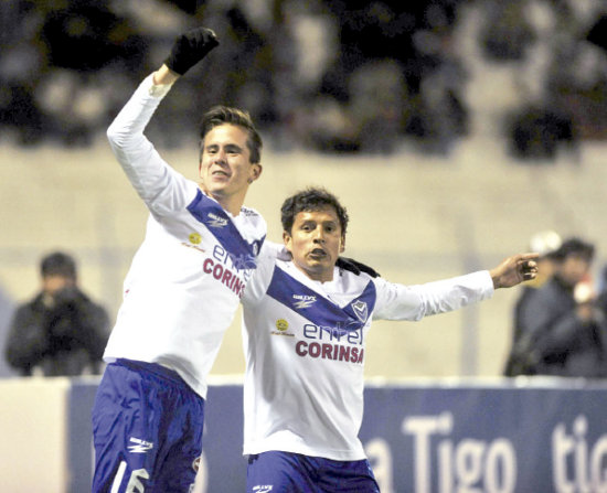 La celebracin de los jugadortes santos tras el gol de Muoz (i).