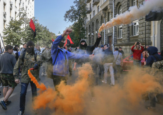 PROTESTAS. Ultranacionalistas ucranianos se manifiestan contra la concesin del autogobierno a las zonas bajo control de los rebeldes prorrusos.