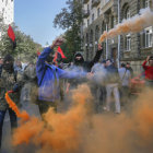 PROTESTAS. Ultranacionalistas ucranianos se manifiestan contra la concesin del autogobierno a las zonas bajo control de los rebeldes prorrusos.