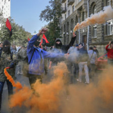 PROTESTAS. Ultranacionalistas ucranianos se manifiestan contra la concesin del autogobierno a las zonas bajo control de los rebeldes prorrusos.