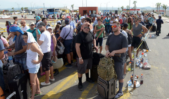 EVACUACIN. Decenas de turistas esperan ser evacuados de la zona afectada por el huracn Odile, en Mxico.