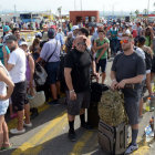 EVACUACIN. Decenas de turistas esperan ser evacuados de la zona afectada por el huracn Odile, en Mxico.