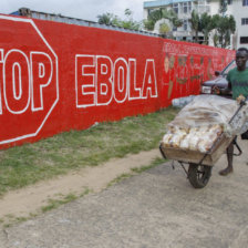 AFECTADOS. Un hombre lleva pan en una calle de Monrovia, la capital de Liberia