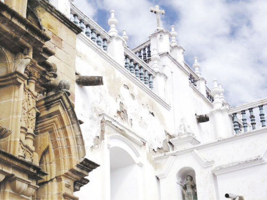 RIESGO. Varios sectores de la Catedral de Sucre se deterioran por la humedad.