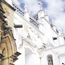 RIESGO. Varios sectores de la Catedral de Sucre se deterioran por la humedad.