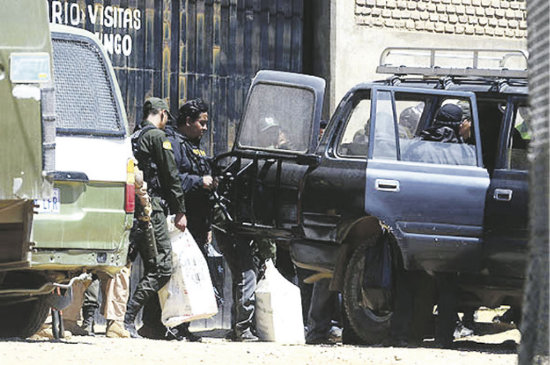 TRAGEDIA. Cuatro reclusos fallecidos y 11 heridos es el resultado de la balacera en la crcel.