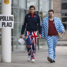 CONSULTA. Un hombre vestido con unos pantalones de la bandera del Reino Unido y otro con los colores de Escocia asisten a votar, ayer.