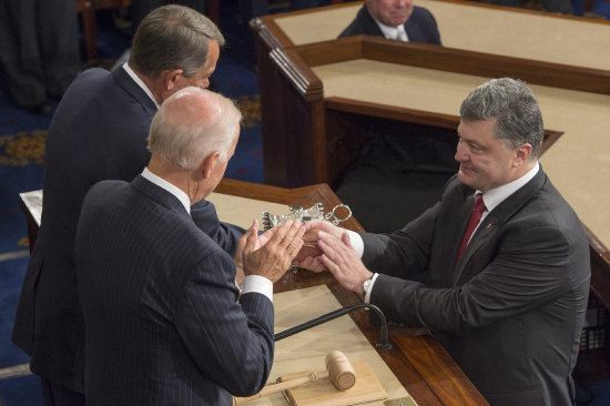 AYUDA. Poroshenko en Washington.