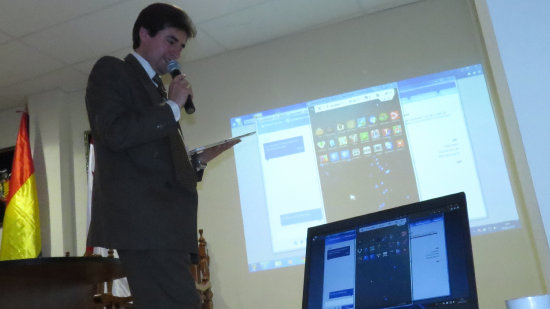 Presentacin. Tcnicos del Tribunal Electoral Departamental muestran las aplicaciones Android con informacin electoral.