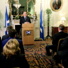 RENUNCIA. El lder independentista, Alex Salmond, anuncia su dimisin como lder del Partido Nacionalista Escocs (SNP).