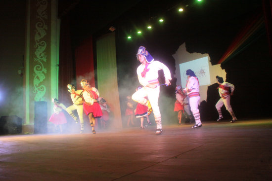 DESPLIEGUE. El talento de los bailarines que se presentaron anoche.