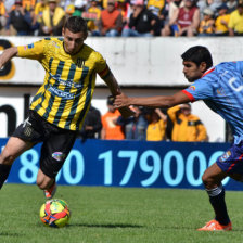 Pablo Escobar (i) durante una jugada del partido de ayer, en La Paz.