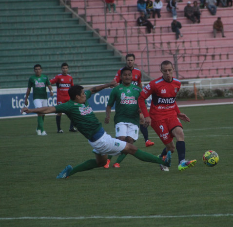 Una escena y un festejo estudiantil del partido de ayer, entre Universitario y Petrolero de Yacuiba, en el estadio patria.